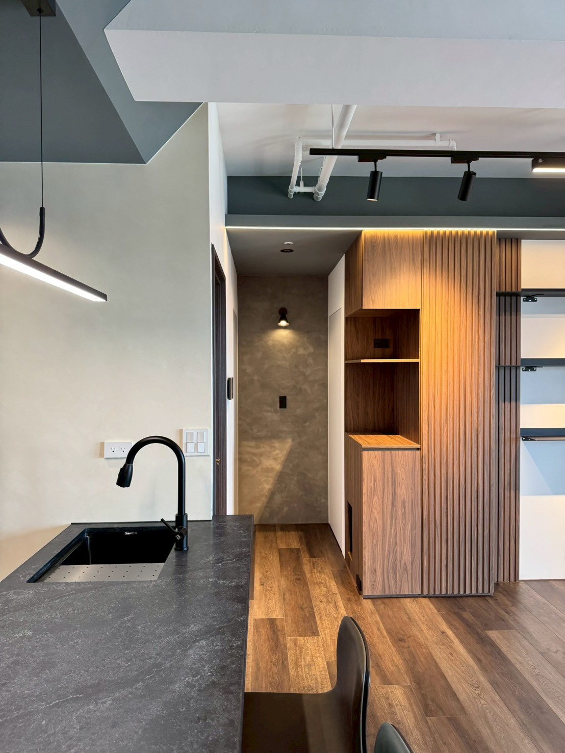 廚房設計完工實例｜黑石紋中島檯面搭配木紋直立格柵收納高櫃